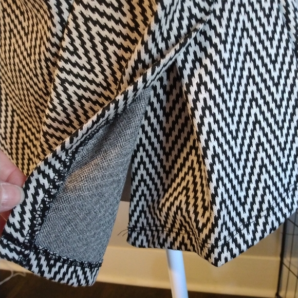 Liz Claiborne Career black and white Chevron print, sleeveless blouse. Size L. - Picture 3 of 11